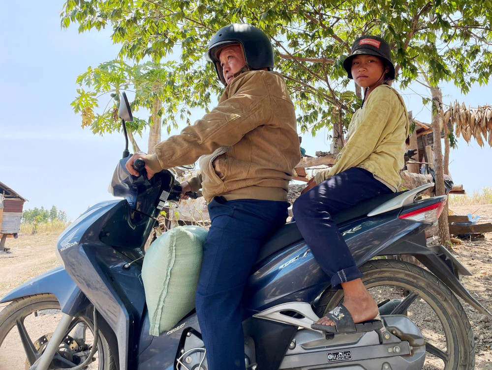 Thầy Vũ Văn Tùng lên rẫy tìm và chở học sinh trở lại lớp. Ảnh: Vũ Chi thay-vu-van-tung-lan-loi-len-ray-don-hoc-tro-tro-lai-truong-anh-vu-chi.jpg