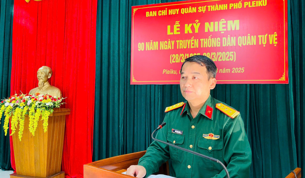 Thượng tá Trần Quốc Hiếu-Phó Bí thư Đảng ủy, Chính trị viên Ban CHQS TP. Pleiku phát biểu tại lễ kỷ niệm. Ảnh: Duy Tín z6421983428555-97fb6b7b1a7e65b2917c4b742ee276f7.jpg