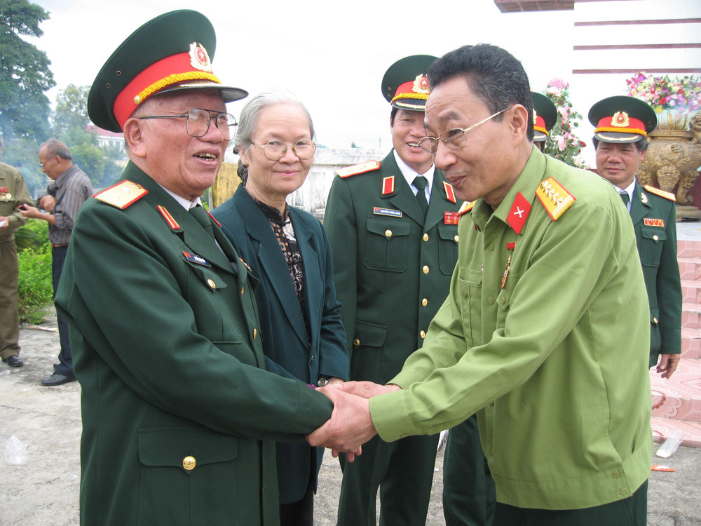 Anh hùng Lực lượng vũ trang nhân dân Nguyễn Vi Hợi (bìa phải) gặp lại các tướng lĩnh, cựu binh Sư đoàn 320 trong chuyến hành trình thăm lại chiến trường đường 7 năm xưa (ảnh chụp tháng 3-2013). Ảnh: Đức Phương 1-2.jpg