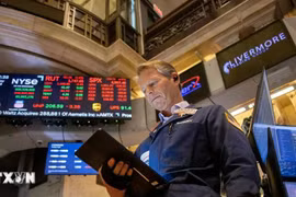 Thị trường chứng khoán toàn cầu tăng vọt sau khi Mỹ - Trung tạm dừng căng thẳng thuế quan