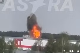 Ukraine tấn công bằng UAV chưa từng có; nhà máy tên lửa Nga bốc cháy dữ dội