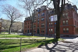 Mỹ tạm dừng tài trợ 8 tỷ USD cho Đại học Harvard