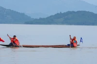 43 đội tranh tài đua thuyền độc mộc trên sông Pô Cô tranh cúp A Sanh 