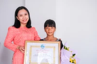 Bé Rơ Châm Thi (bìa phải) là con đỡ đầu của Hội LHPN xã Ia Din (huyện Đức Cơ) đạt thành tích xuất sắc trong học tập nhiều năm liền. Ảnh: Minh Châu