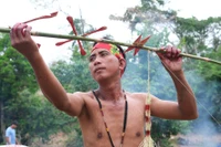 Độc đáo nghi lễ bôi huyết lên cột nêu của người Bahnar