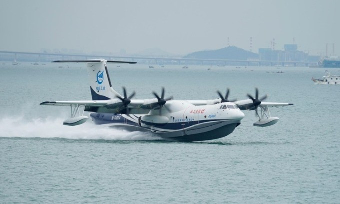 Thủy phi cơ AG600 bay thử trên mặt biển. (Ảnh: Yicai) bay-thu.jpg