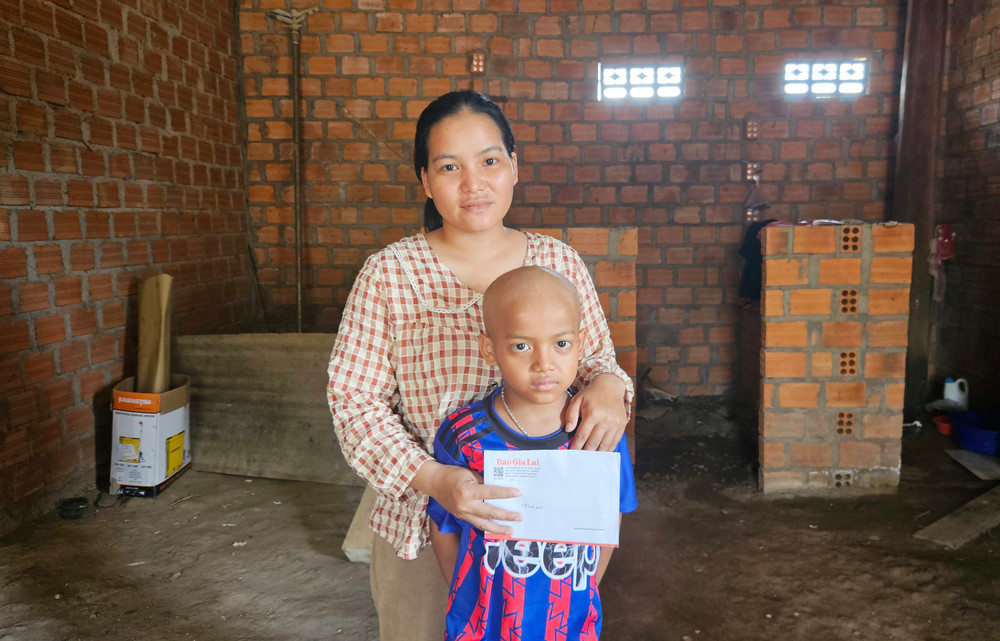 Chị Thơng (mẹ em Thạch) nhận tiền hỗ trợ do Báo Gia Lai và bạn đọc trao tặng. Ảnh: Ngọc Duy 20250423-101227.jpg