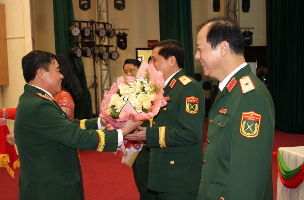 Thiếu tướng Nguyễn Bá Lực-Tư lệnh Quân đoàn 34 tặng hoa cho các đơn vị trong khối thi đua. Ảnh: T.D img-7686.jpg