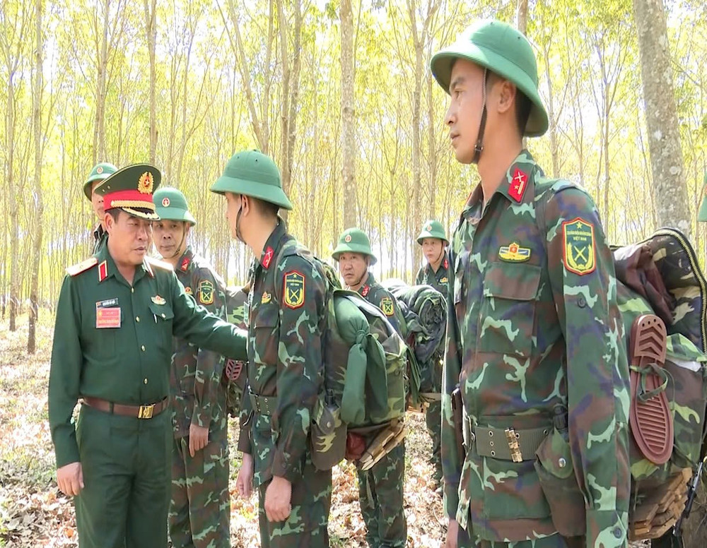 Thiếu tướng Nguyễn Bá Lực-Tư lệnh Quân đoàn 34 chỉ đạo luyện tập. Ảnh: T.D edbdfcaaf4194a471308.jpg