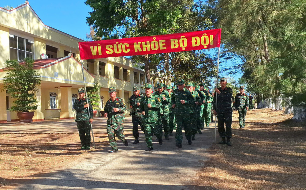 Cán bộ, chiến sĩ Bộ CHQS tỉnh và Bộ Chỉ huy BĐBP tỉnh chạy bộ hưởng ứng "Ngày chạy thể thao quân sự". Ảnh: T.D e56129ca859a34c46d8b.jpg