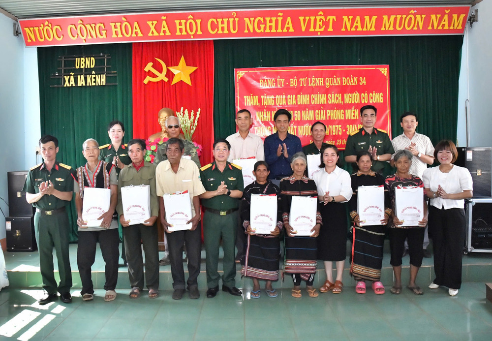 Bộ Tư lệnh Quân đoàn 34 tặng quà gia đình chính sách, người có công ở xã Ia Kênh (TP. Pleiku). Ảnh: T.D 37c326596515d74b8e04.jpg