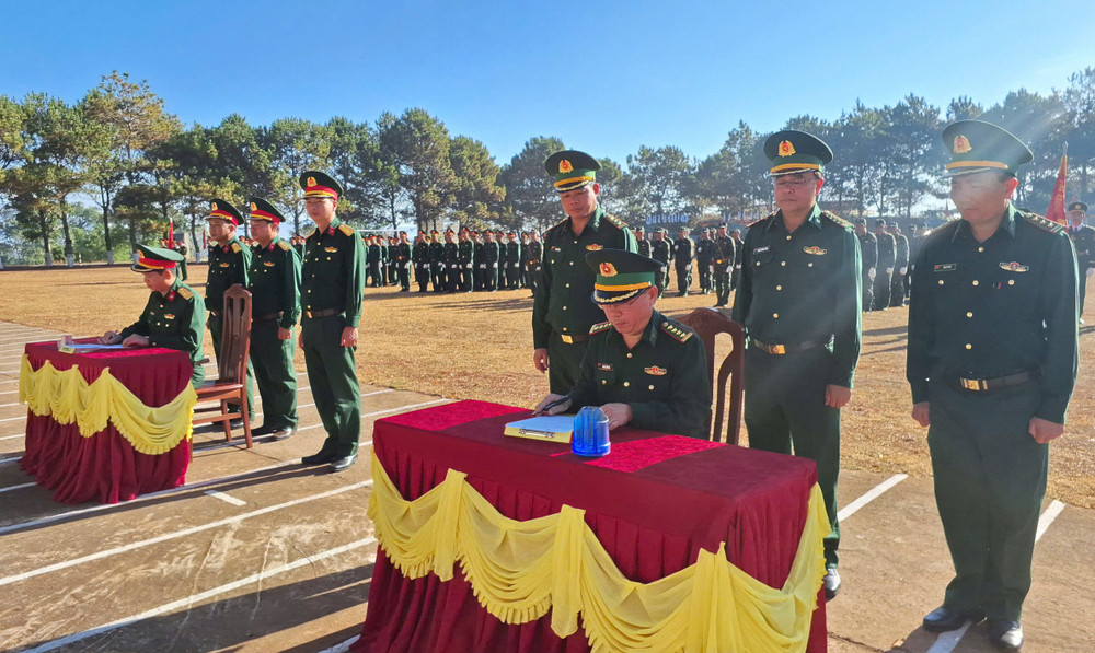 Các phòng, ban trực thuộc Bộ CHQS tỉnh và Bộ Chỉ huy BĐBP tỉnh ký kết thi đua trong đợt cao điểm. Ảnh: T.D 158a58355b65ea3bb374.jpg