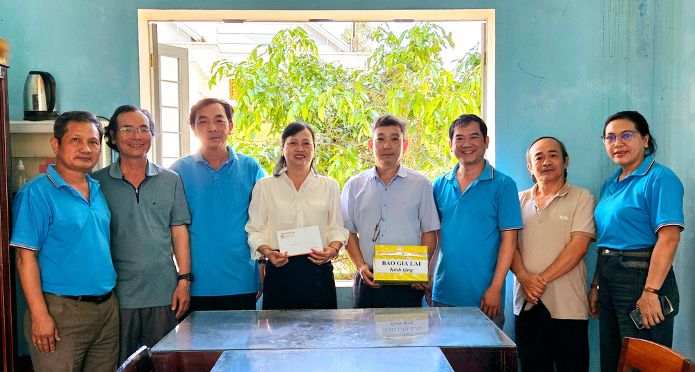 Đoàn đến thăm, tặng quà Trường Tiểu học Trần Quang Diệu, nơi xuất bản ấn phẩm đầu tiên của tờ báo "Sáng"- tiền thân của Báo Gia Lai cách đây 78 năm. Ảnh: Ngọc Duy 20250314-093910.jpg