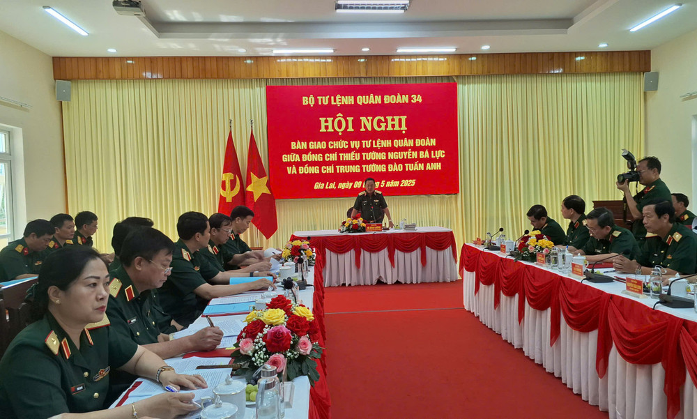Thượng tướng Võ Minh Lương dự hội nghị bàn giao chức vụ Tư lệnh Quân đoàn 34. Ảnh: T.D 4daa5a6530fb82a5dbea.jpg