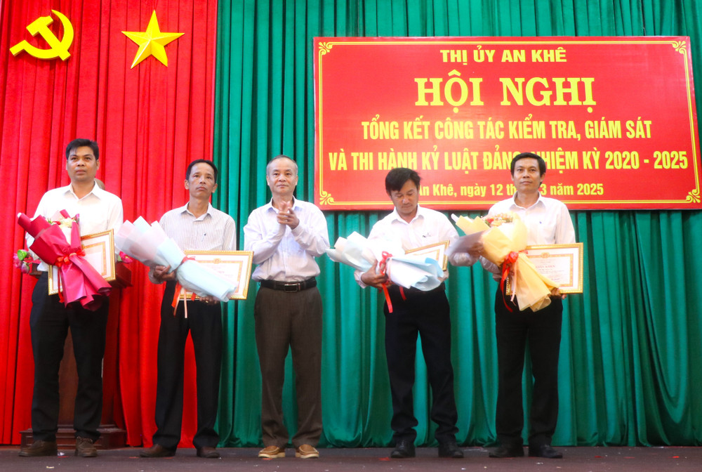 Tặng giấy khen cho các tập thể có thành tích xuất sắc trong thực hiện công tác kiểm tra, giám sát và kỷ luật của Đảng, nhiệm kỳ 2020-2025. Ảnh: Ngọc Minh img-4062.jpg