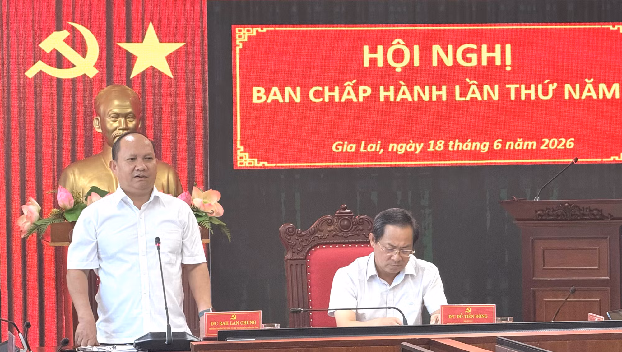 Đồng chí Rah Lan Chung phát biểu tại hội nghị. Ảnh: Hoàng Vũ