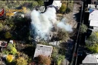 Khói bốc lên sau vụ tấn công vào một ngôi nhà ở Pokrovsk, nơi quân đội Ukraine cho biết binh lính Nga đã cố thủ. Ảnh: MXH