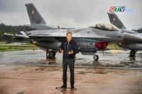 Thủ tướng Ba Lan Donald Tusk đứng trước các máy bay chiến đấu F-16 của Không quân Ba Lan khi ông tổ chức họp báo về mối đe dọa từ UAV Nga tại Căn cứ Không quân Chiến thuật số 32 ở Lask, ngày 11 -9-2025. Ảnh: Reuters