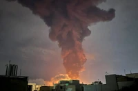 Israel tấn công hạ tầng dầu mỏ, Iran phóng tên lửa đáp trả