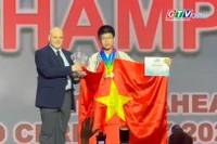 Vũ Hoàng Nam nhận giải Overall Champion tại Kỳ thi Olympic Toán học Thiếu niên Quốc tế (IJMO) 2025. Ảnh: ĐVCC
