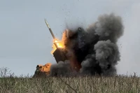 Binh sĩ Ukraine bắn hệ thống tên lửa phóng loạt (MLRS) về phía quân đội Nga, gần tiền tuyến Pokrovsk thuộc vùng Donetsk, ngày 9-12-2025. Ảnh: Reuters