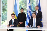 Tổng thống Ukraine Volodymir Zelensky và Thủ tướng Hy Lạp Kyriakos Mitsotakis chứng kiến lễ ký kết hợp tác giữa Công ty khí đốt tự nhiên nhà nước DEPA Emporias của Hy Lạp và Tập đoàn Naftogaz của Ukraine. Ảnh: AP