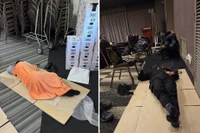 Cảnh sát Hàn Quốc ngủ trên bìa các tông tại nơi nghỉ khi làm nhiệm vụ ở Gyeongju, tỉnh Bắc Gyeongsang trong ảnh công bố ngày 11-11. Ảnh: Công đoàn cảnh sát Hàn Quốc