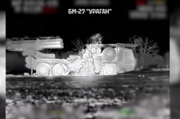 UAV Ukraine ném bom thiêu rụi pháo phản lực của Nga