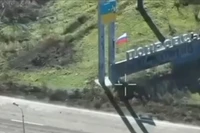 Nga cắm cờ ở cửa ngõ phía tây của thành phố Pokrovsk. Ảnh: Kyiv Independent