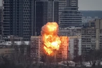 Vụ nổ nghi do UAV Nga gây ra khi đâm vào tòa nhà tại Kiev, Ukraine ngày 2712. Ảnh Reuters
