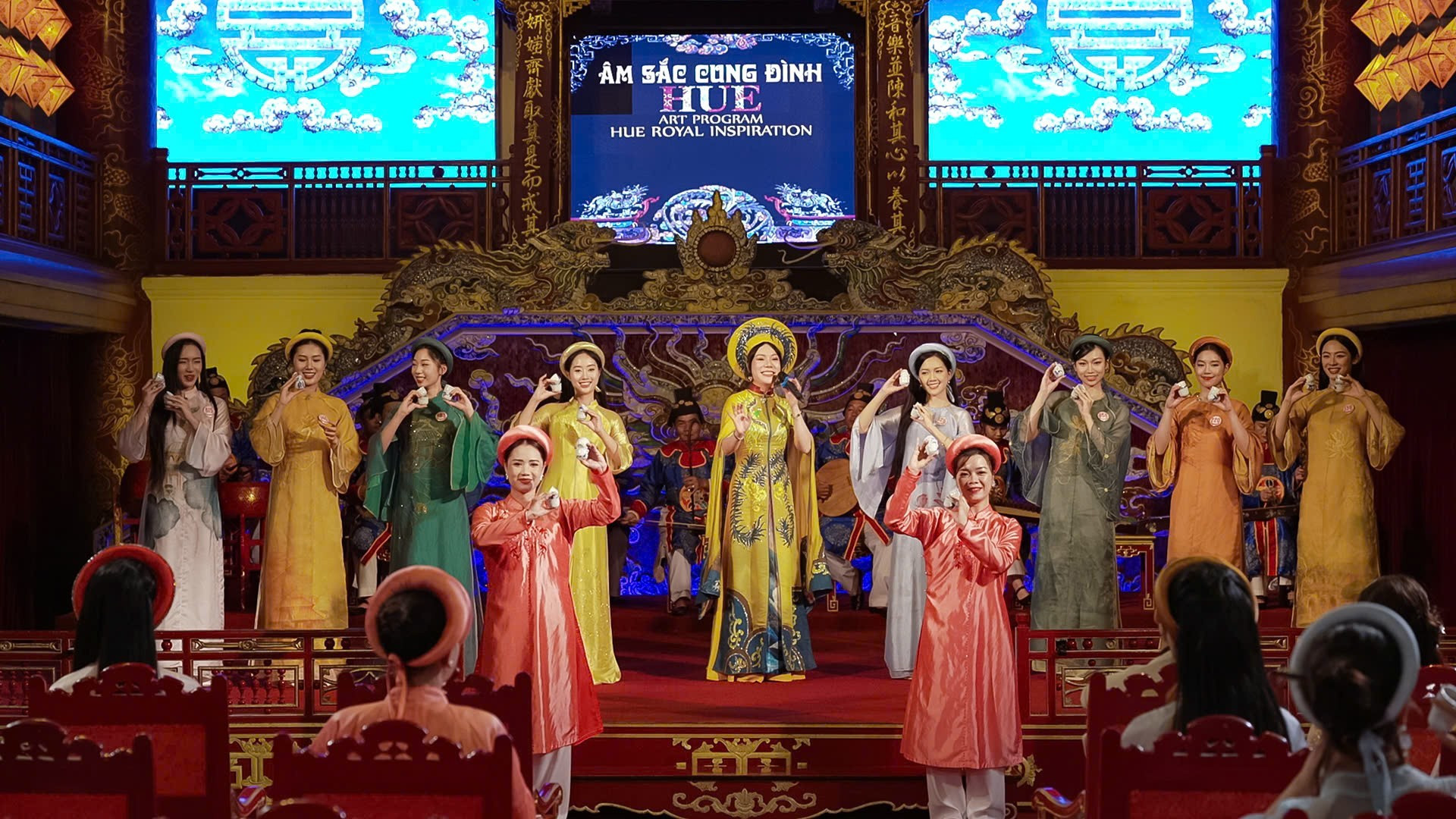 Không gian di sản cố đô hiện rõ trong các hoạt động trải nghiệm: thí sinh học múa chén, đội nón Huế, trình diễn bộ sưu tập áo dài “Bước ra từ trong tranh” ba miền, đồng thời thuyết minh về kiến trúc, lịch sử tại Đại Nội, đàn Nam Giao, cầu Trường Tiền. Kiến trúc sư Hoàng Việt Trung nhận định,cuộc thi là “minh chứng sinh động cho sự tôn trọng giá trị truyền thống, sự sáng tạo và góc nhìn cởi mở” tại cố đô Huế. Không gian di sản cố đô hiện rõ trong các hoạt động trải nghiệm: thí sinh học múa chén, đội nón Huế, trình diễn bộ sưu tập áo dài “Bước ra từ trong tranh” ba miền, đồng thời thuyết minh về kiến trúc, lịch sử tại Đại Nội, đàn Nam Giao, cầu Trường Tiền. Kiến trúc sư Hoàng Việt Trung nhận định,cuộc thi là “minh chứng sinh động cho sự tôn trọng giá trị truyền thống, sự sáng tạo và góc nhìn cởi mở” tại cố đô Huế.