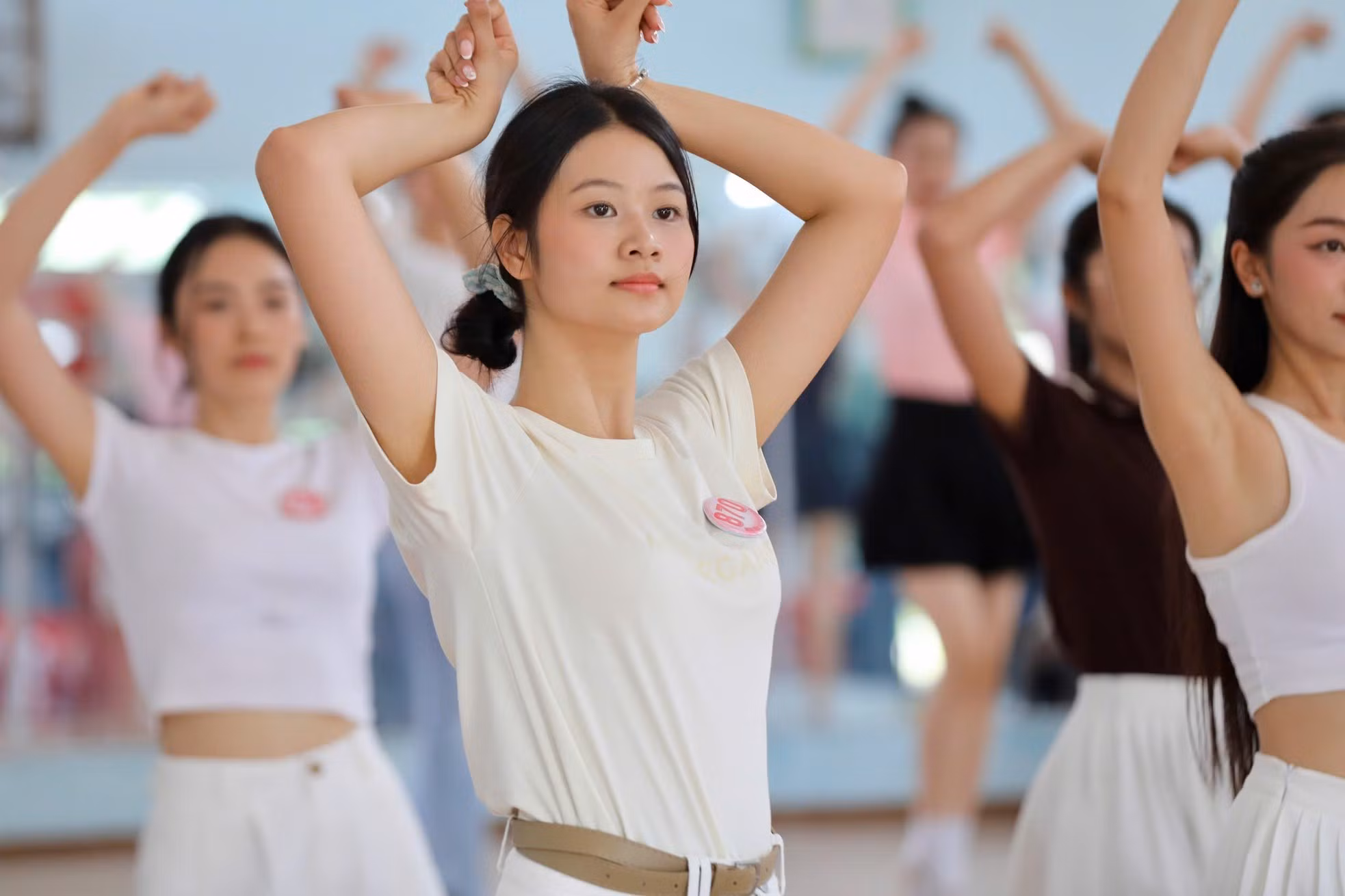 25 thí sinh dự vòng Chung kết dốc sức rèn luyện, đặc biệt trong 2 ngày trước đêm Chung kết (25-26/6) đã miệt mài “chạy nước rút” ráp sân khấu giữa cái nắng gay gắt của TP Huế.