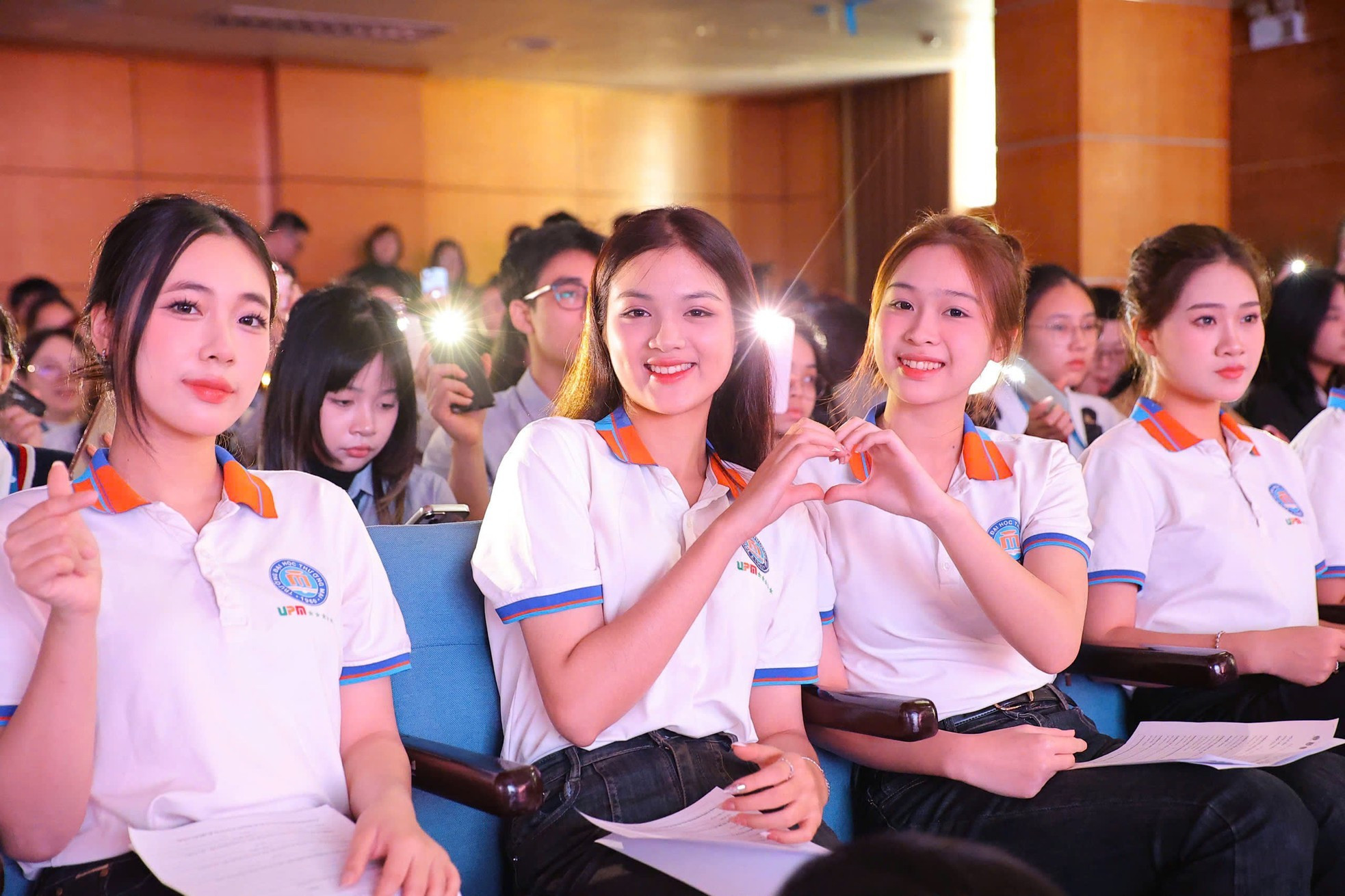 Lần đầu tiên, chuỗi sự kiện tuyển sinh Hoa hậu Việt Nam 2024 được tổ chức quy mô, chuyên nghiệp khắp ba miền, khởi đầu tại Học viện Ngoại giao (9/1), tiếp đến Trường Khoa học Liên ngành và Nghệ thuật - ĐH Quốc gia Hà Nội (13/1), Trường Đại học Ngoại ngữ - Đại học Đà Nẵng (15/1), Trường ĐH Ngân hàng TPHCM (24/2), Trường ĐH Mở TPHCM (25/2), Trường ĐH Tài chính - Marketing (26/2) và khép lại tại Đại học Huế (28/2). Đây cũng là lần đầu tiên Hoa hậu Việt Nam có cổng đăng ký trực tuyến bên cạnh các hình thức đăng ký, nộp hồ sơ truyền thống. Lần đầu tiên, chuỗi sự kiện tuyển sinh Hoa hậu Việt Nam 2024 được tổ chức quy mô, chuyên nghiệp khắp ba miền, khởi đầu tại Học viện Ngoại giao (9/1), tiếp đến Trường Khoa học Liên ngành và Nghệ thuật - ĐH Quốc gia Hà Nội (13/1), Trường Đại học Ngoại ngữ - Đại học Đà Nẵng (15/1), Trường ĐH Ngân hàng TPHCM (24/2), Trường ĐH Mở TPHCM (25/2), Trường ĐH Tài chính - Marketing (26/2) và khép lại tại Đại học Huế (28/2). Đây cũng là lần đầu tiên Hoa hậu Việt Nam có cổng đăng ký trực tuyến bên cạnh các hình thức đăng ký, nộp hồ sơ truyền thống.