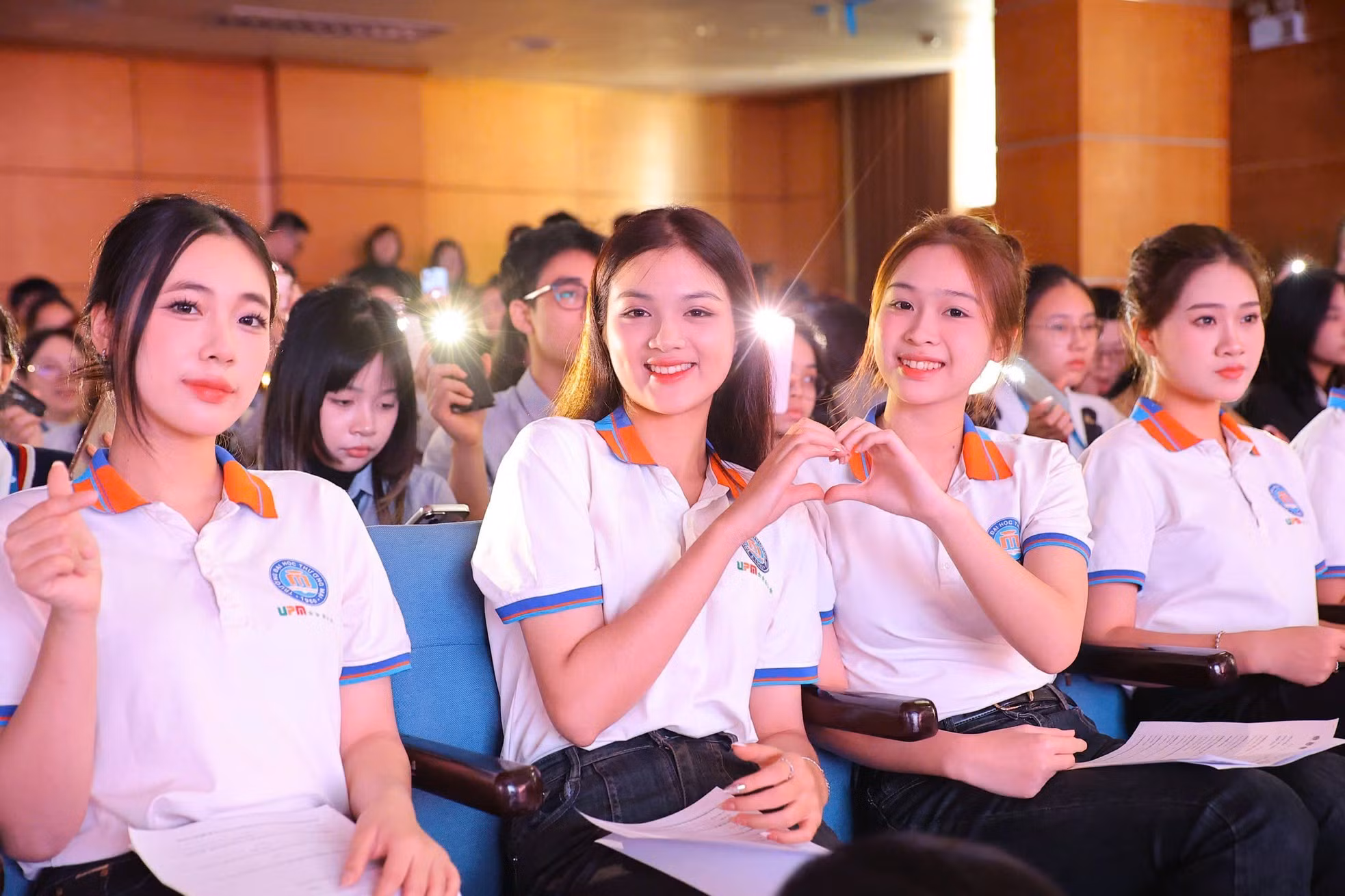 Lần đầu tiên, chuỗi sự kiện tuyển sinh Hoa hậu Việt Nam 2024 được tổ chức quy mô, chuyên nghiệp khắp ba miền, khởi đầu tại Học viện Ngoại giao (9/1), tiếp đến Trường Khoa học Liên ngành và Nghệ thuật - ĐH Quốc gia Hà Nội (13/1), Trường Đại học Ngoại ngữ - Đại học Đà Nẵng (15/1), Trường ĐH Ngân hàng TPHCM (24/2), Trường ĐH Mở TPHCM (25/2), Trường ĐH Tài chính - Marketing (26/2) và khép lại tại Đại học Huế (28/2). Đây cũng là lần đầu tiên Hoa hậu Việt Nam có cổng đăng ký trực tuyến bên cạnh các hình thức đăng ký, nộp hồ sơ truyền thống.