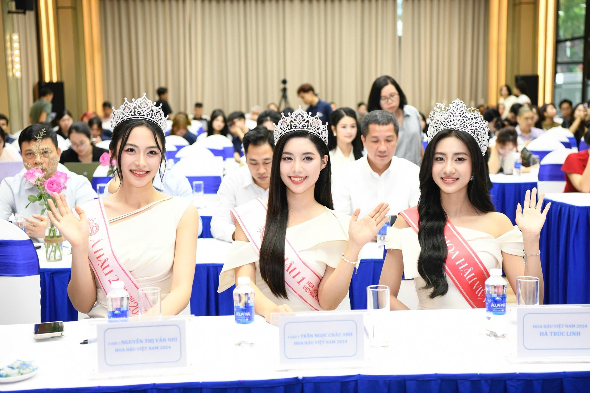Sau đăng quang, Top 3 Hoa hậu Việt Nam 2024 xuất hiện rạng ngời, đầy bản lĩnh trong buổi họp báo tại Hà Nội, khẳng định sự sẵn sàng cho nhiệm kỳ mới. Sau đăng quang, Top 3 Hoa hậu Việt Nam 2024 xuất hiện rạng ngời, đầy bản lĩnh trong buổi họp báo tại Hà Nội, khẳng định sự sẵn sàng cho nhiệm kỳ mới.