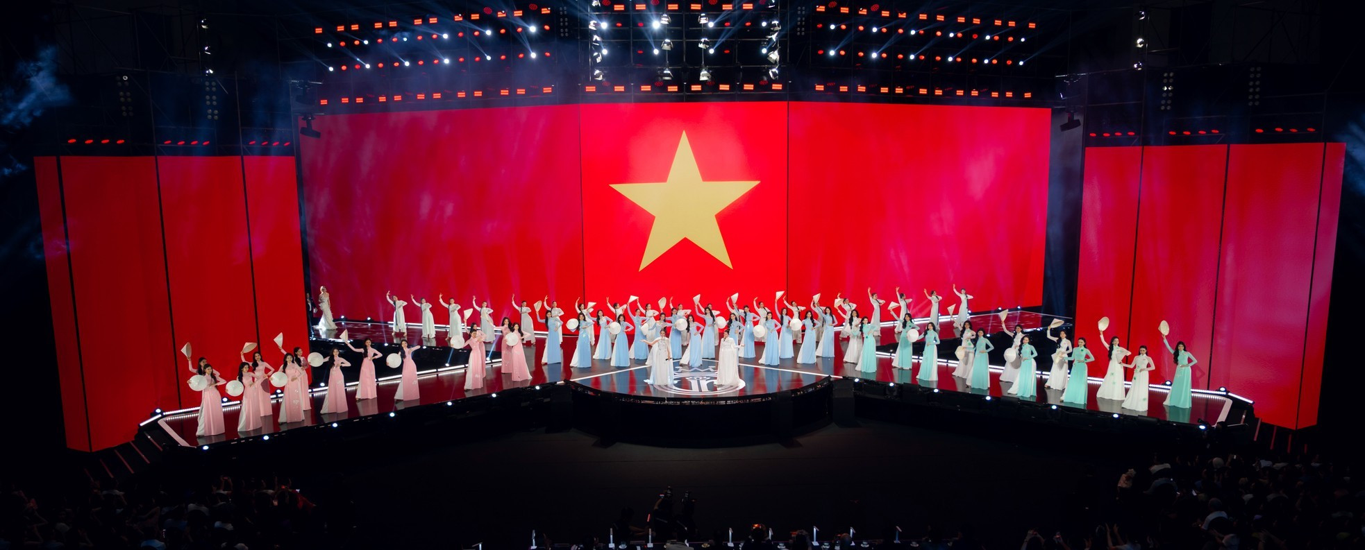 Chung khảo toàn quốc Hoa hậu Việt Nam 2024 diễn ra tối 20/4 tại Cung Thể thao Quần Ngựa (Ba Đình, Hà Nội), sân khấu hoành tráng lấy cảm hứng từ Hoàng Thành Thăng Long, với thiết kế ánh sáng biểu tượng 4 trụ cột: Nhan sắc - Văn hóa - Trí tuệ - Cống hiến. Đây là lần đầu tiên, phần hô tên thí sinh được đưa vào, tạo không khí thân thiện. Hình ảnh cờ đỏ sao vàng được đưa lên sân khấu Chung khảo trong phần đồng diễn áo dài, trên nền nhạc Việt Nam hào quang rực sáng chạm tới cảm xúc. Chung khảo toàn quốc Hoa hậu Việt Nam 2024 diễn ra tối 20/4 tại Cung Thể thao Quần Ngựa (Ba Đình, Hà Nội), sân khấu hoành tráng lấy cảm hứng từ Hoàng Thành Thăng Long, với thiết kế ánh sáng biểu tượng 4 trụ cột: Nhan sắc - Văn hóa - Trí tuệ - Cống hiến. Đây là lần đầu tiên, phần hô tên thí sinh được đưa vào, tạo không khí thân thiện. Hình ảnh cờ đỏ sao vàng được đưa lên sân khấu Chung khảo trong phần đồng diễn áo dài, trên nền nhạc Việt Nam hào quang rực sáng chạm tới cảm xúc.