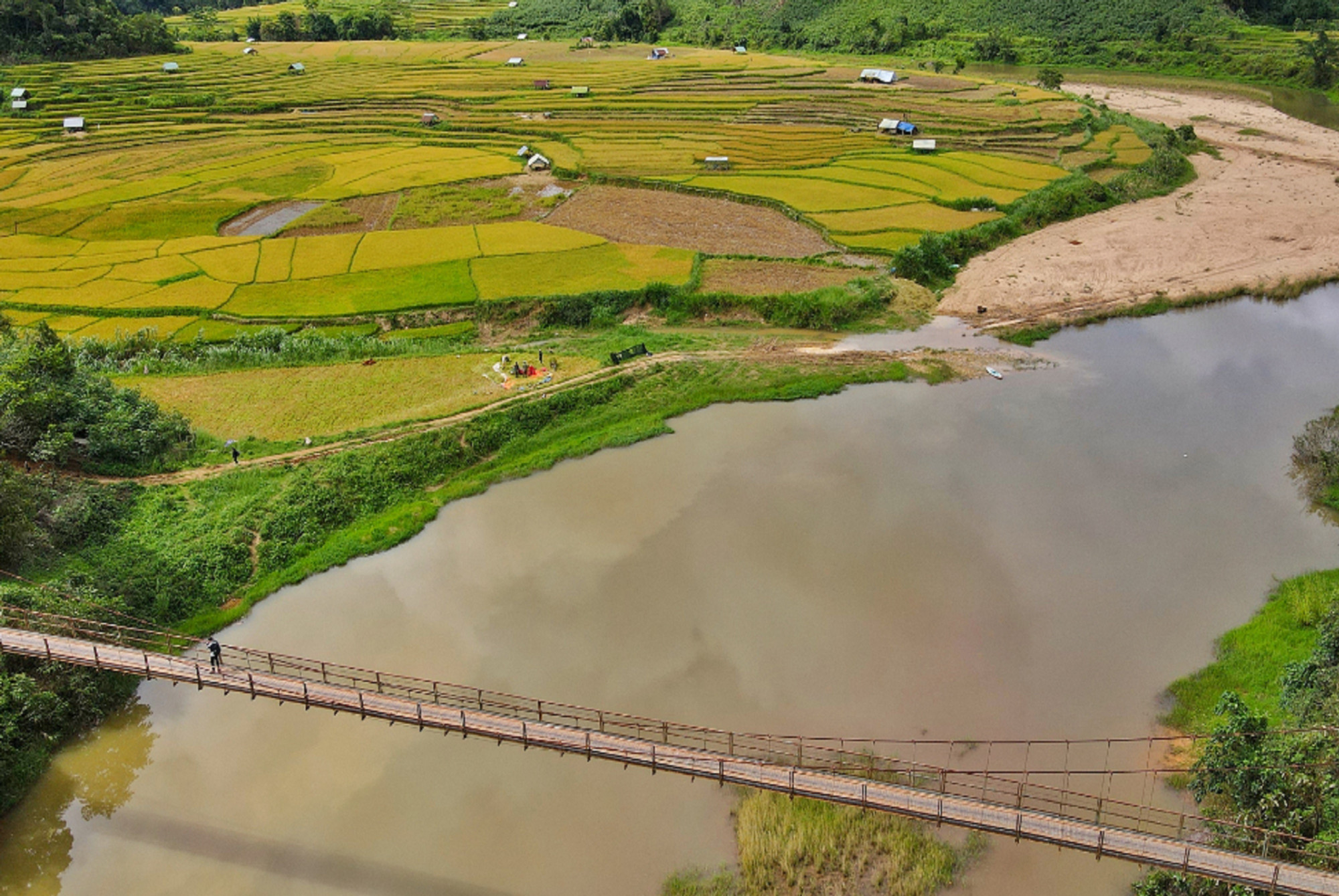 Địa hình những thửa ruộng bậc thang ở Kon Tu Rằng được thiên nhiên ưu ái bởi sự kết hợp hài hòa cảnh quan rừng núi, sông suối và ruộng lúa vàng rực tạo nên khung cảnh đẹp như tranh vẽ thu hút du khách. bd-8931.jpg