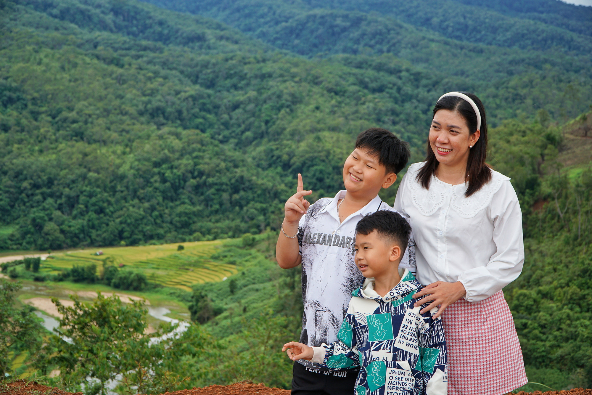 Vào mùa lúa chín rộ, nhiều du khách khắp nơi về thưởng ngoạn, chụp hình cùng những thửa ruộng bậc thang vàng rực. 2259011000034868.jpg