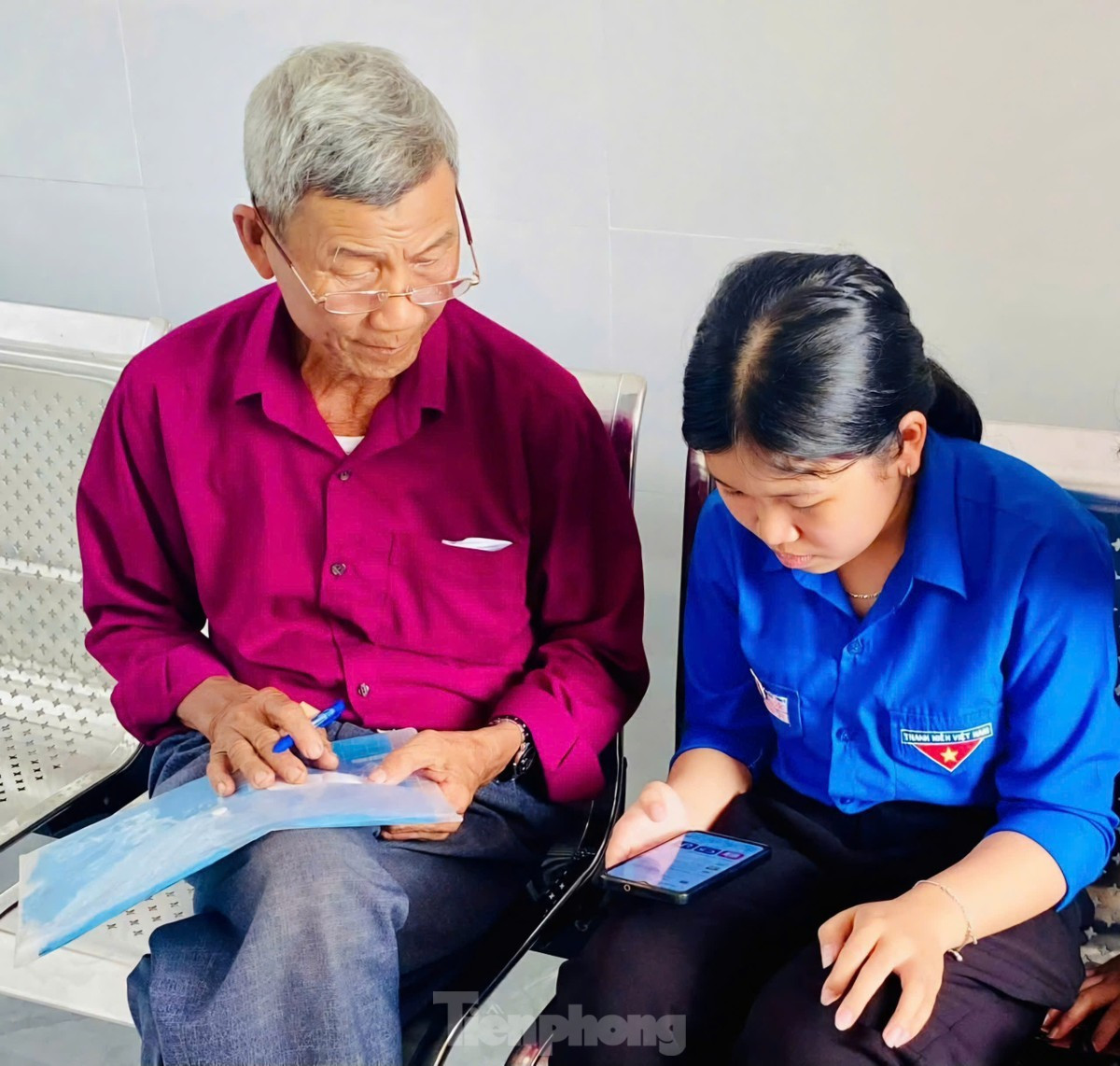 Hoạt động của tuổi trẻ Gia Lai trong những ngày đầu chính quyền xã, phường mới đi vào hoạt động không chỉ thể hiện tinh thần xung kích, sáng tạo, mà còn góp phần quan trọng trong việc nâng cao chất lượng dịch vụ hành chính công, tạo sự gắn kết giữa chính quyền với người dân. Hoạt động của tuổi trẻ Gia Lai trong những ngày đầu chính quyền xã, phường mới đi vào hoạt động không chỉ thể hiện tinh thần xung kích, sáng tạo, mà còn góp phần quan trọng trong việc nâng cao chất lượng dịch vụ hành chính công, tạo sự gắn kết giữa chính quyền với người dân.