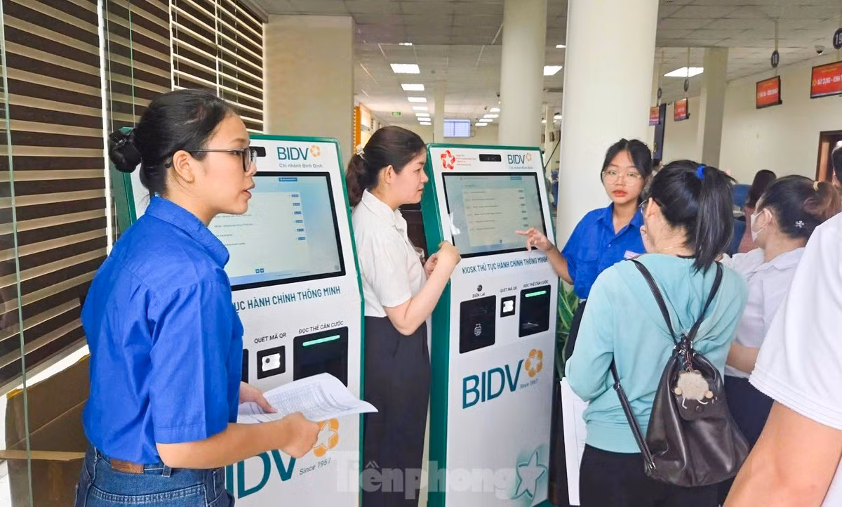 Ngay từ ngày 1/7, khi các đơn vị hành chính cấp xã, phường mới chính thức đi vào hoạt động, các Tổ công nghệ số thanh niên tình nguyện và Đội Thanh niên tình nguyện thực hiện dịch vụ công trực tuyến trên địa bàn toàn tỉnh cũng đồng loạt ra quân, hỗ trợ, hướng dẫn người dân, doanh nghiệp thực hiện thủ tục hành chính tại Trung tâm Phục vụ hành chính công và Bộ phận Một cửa cấp xã mới.