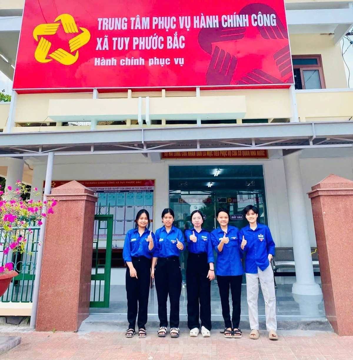 Bà Huỳnh Thị Thanh Nguyệt - Bí thư xã Tuy Phước Bắc (tỉnh Gia Lai) chia sẻ, sự đồng hành của lực lượng ĐVTN trong những ngày đầu đi vào hoạt động của chính quyền xã mới là vô cùng quan trọng. Các bạn không chỉ hỗ trợ kỹ thuật, hướng dẫn người dân kê khai hồ sơ trực tuyến, mà còn lan tỏa tinh thần tích cực, thân thiện và chuyên nghiệp trong cải cách hành chính. Đảng ủy và chính quyền xã rất ghi nhận và đánh giá cao vai trò của thanh niên trong việc đưa chính quyền số đến gần hơn với người dân. Bà Huỳnh Thị Thanh Nguyệt - Bí thư xã Tuy Phước Bắc (tỉnh Gia Lai) chia sẻ, sự đồng hành của lực lượng ĐVTN trong những ngày đầu đi vào hoạt động của chính quyền xã mới là vô cùng quan trọng. Các bạn không chỉ hỗ trợ kỹ thuật, hướng dẫn người dân kê khai hồ sơ trực tuyến, mà còn lan tỏa tinh thần tích cực, thân thiện và chuyên nghiệp trong cải cách hành chính. Đảng ủy và chính quyền xã rất ghi nhận và đánh giá cao vai trò của thanh niên trong việc đưa chính quyền số đến gần hơn với người dân.