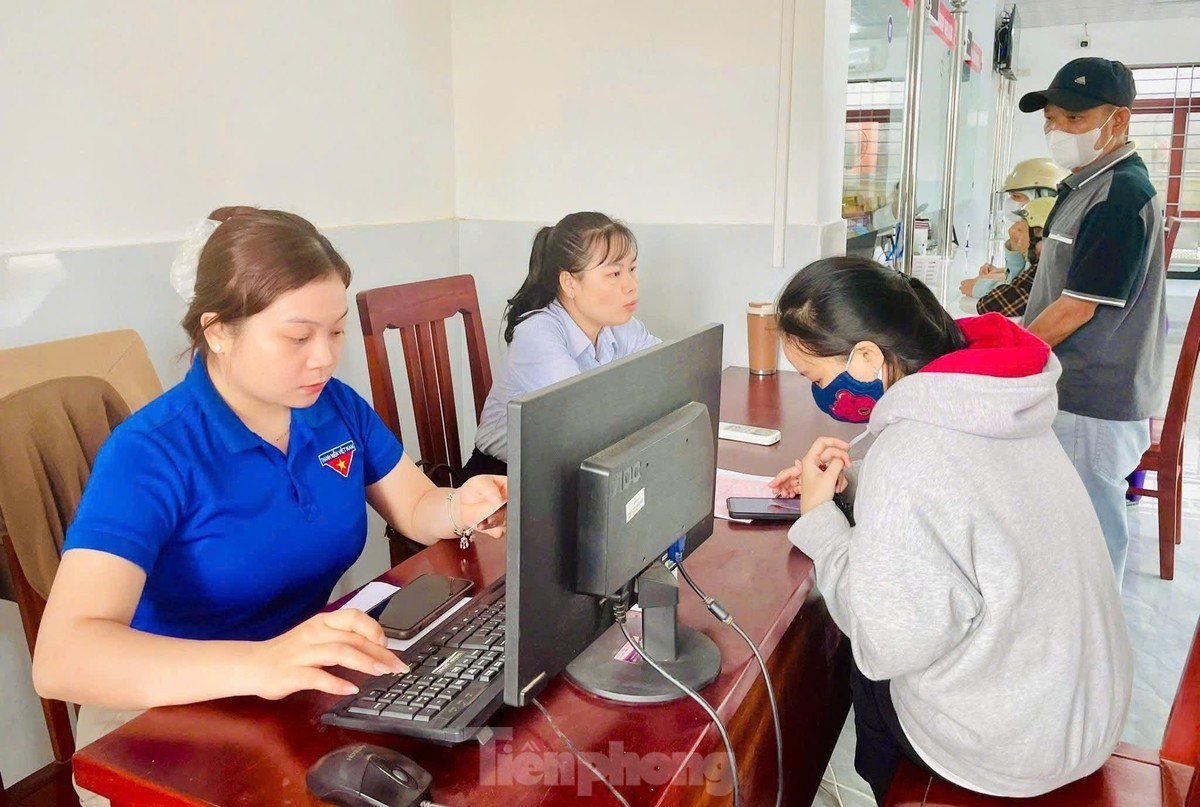 Ông Trần Văn Phương (56 tuổi, xã Tuy Phước Bắc) cho biết: “Trước đây, tôi rất ngại làm thủ tục qua mạng vì không rành máy tính, nhưng hôm nay có mấy cháu thanh niên hướng dẫn tận tình nên công việc diễn ra rất nhanh chóng". Ông Trần Văn Phương (56 tuổi, xã Tuy Phước Bắc) cho biết: “Trước đây, tôi rất ngại làm thủ tục qua mạng vì không rành máy tính, nhưng hôm nay có mấy cháu thanh niên hướng dẫn tận tình nên công việc diễn ra rất nhanh chóng".