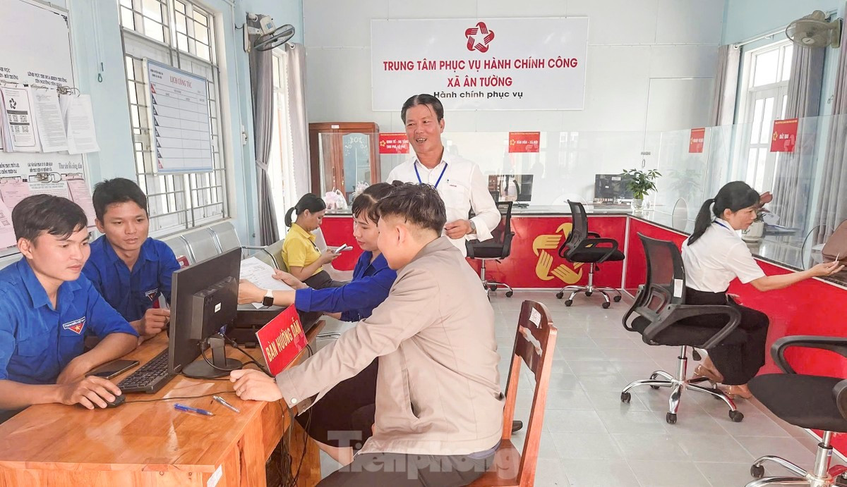 Theo ghi nhận của PV, tại Bộ phận Một cửa cấp xã mới, không khí làm việc diễn ra khá nhộn nhịp. Bên cạnh đội ngũ cán bộ công chức xã, sự xuất hiện của các bạn ĐVTN mặc áo xanh tình nguyện đã tạo nên hình ảnh đẹp, giúp người dân yên tâm hơn khi đến làm thủ tục. Theo ghi nhận của PV, tại Bộ phận Một cửa cấp xã mới, không khí làm việc diễn ra khá nhộn nhịp. Bên cạnh đội ngũ cán bộ công chức xã, sự xuất hiện của các bạn ĐVTN mặc áo xanh tình nguyện đã tạo nên hình ảnh đẹp, giúp người dân yên tâm hơn khi đến làm thủ tục.
