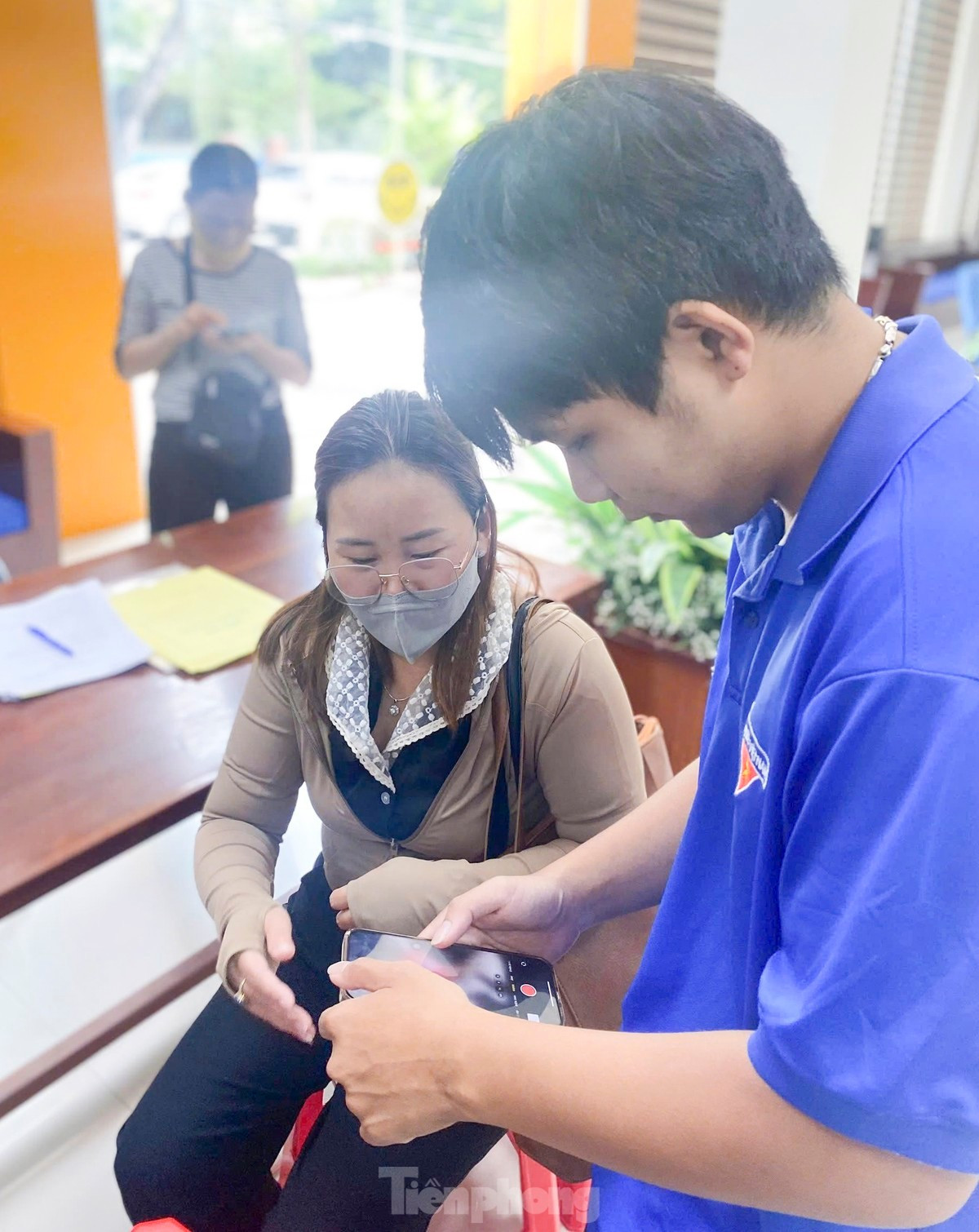 Các bạn tích cực hỗ trợ người dân, doanh nghiệp sử dụng dịch vụ công trực tuyến mức độ 3, 4, tạo tài khoản định danh điện tử, quét mã QR, tra cứu và kê khai hồ sơ trực tuyến... góp phần nâng cao chất lượng phục vụ hành chính công tại cơ sở. Các bạn tích cực hỗ trợ người dân, doanh nghiệp sử dụng dịch vụ công trực tuyến mức độ 3, 4, tạo tài khoản định danh điện tử, quét mã QR, tra cứu và kê khai hồ sơ trực tuyến... góp phần nâng cao chất lượng phục vụ hành chính công tại cơ sở.
