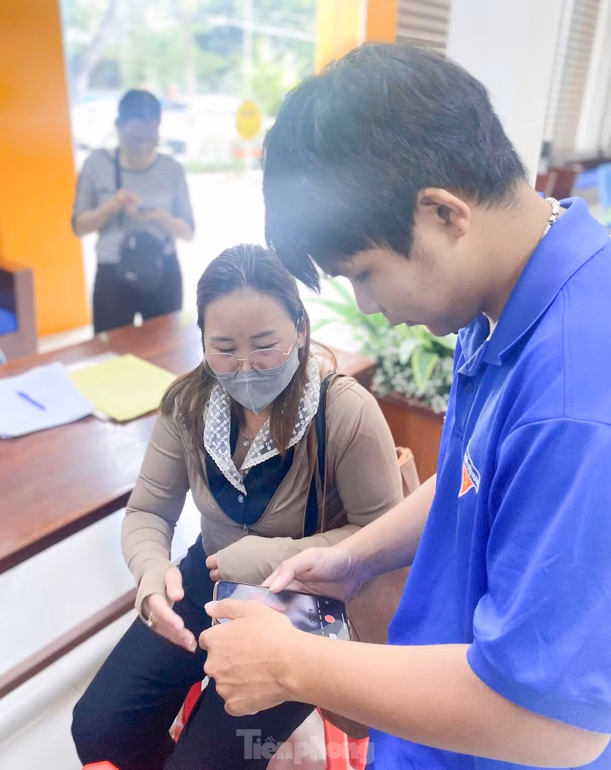 Các bạn tích cực hỗ trợ người dân, doanh nghiệp sử dụng dịch vụ công trực tuyến mức độ 3, 4, tạo tài khoản định danh điện tử, quét mã QR, tra cứu và kê khai hồ sơ trực tuyến... góp phần nâng cao chất lượng phục vụ hành chính công tại cơ sở.