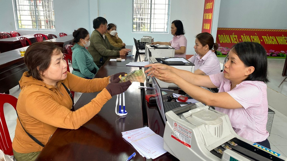 Tại phiên giao dịch, cán bộ Phòng Giao dịch Pleiku giải ngân nguồn vốn vay đến tận tay người dân. Ảnh: Sơn Ca z6783096253297-3b995b32d2bd12504af97c63df6e746e.jpg