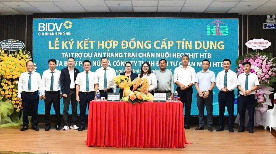BIDV Chi nhánh Phố Núi cam kết tài trợ tín dụng cho các dự án chăn nuôi heo của Công ty TNHH Đầu tư chăn nuôi HTB. Ảnh: Lâm Võ z6744053684501-4b5fa7a97d6ff95bfce14d6848cfa718.jpg