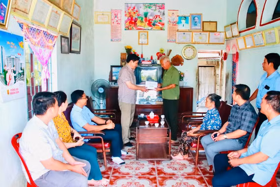 Trao 80 triệu đồng hỗ trợ sửa chữa nhà cho gia đình thương binh tại xã Ia Hiao