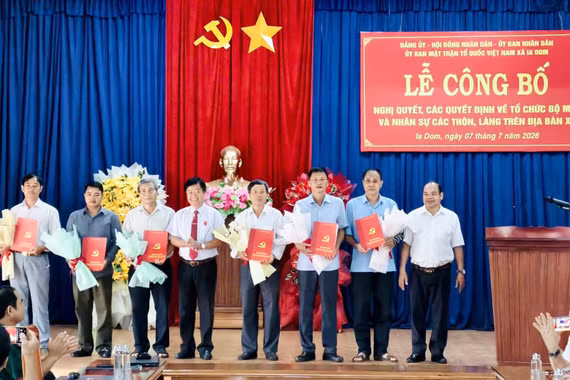 Xã Ia Dom công bố nghị quyết, quyết định về tổ chức bộ máy, nhân sự thôn, làng