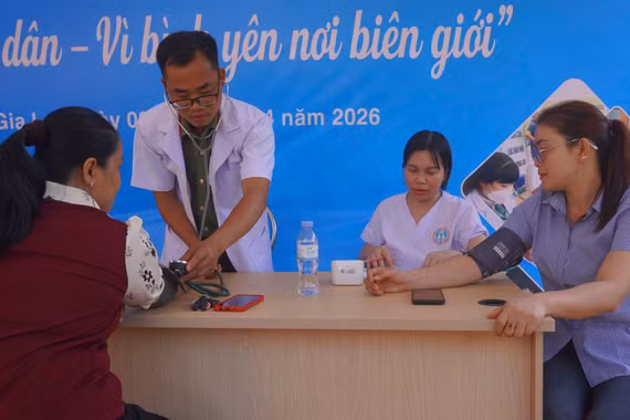 Hơn 100 phần quà đến với người dân vùng biên xã Ia Dom